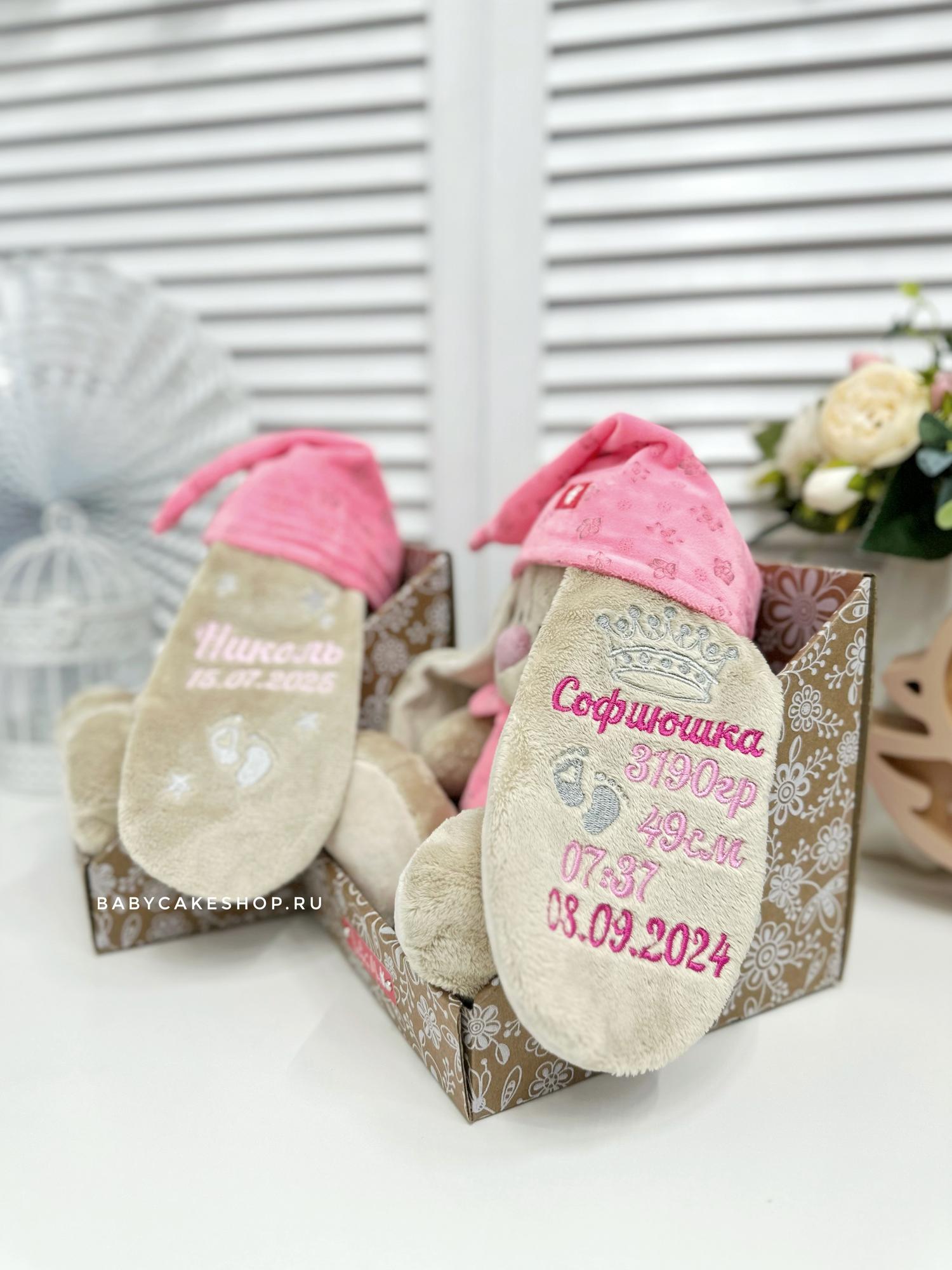 Именная мягкая игрушка с вышивкой имени и метрикой для девочки «Зайка Ми в пижамке»