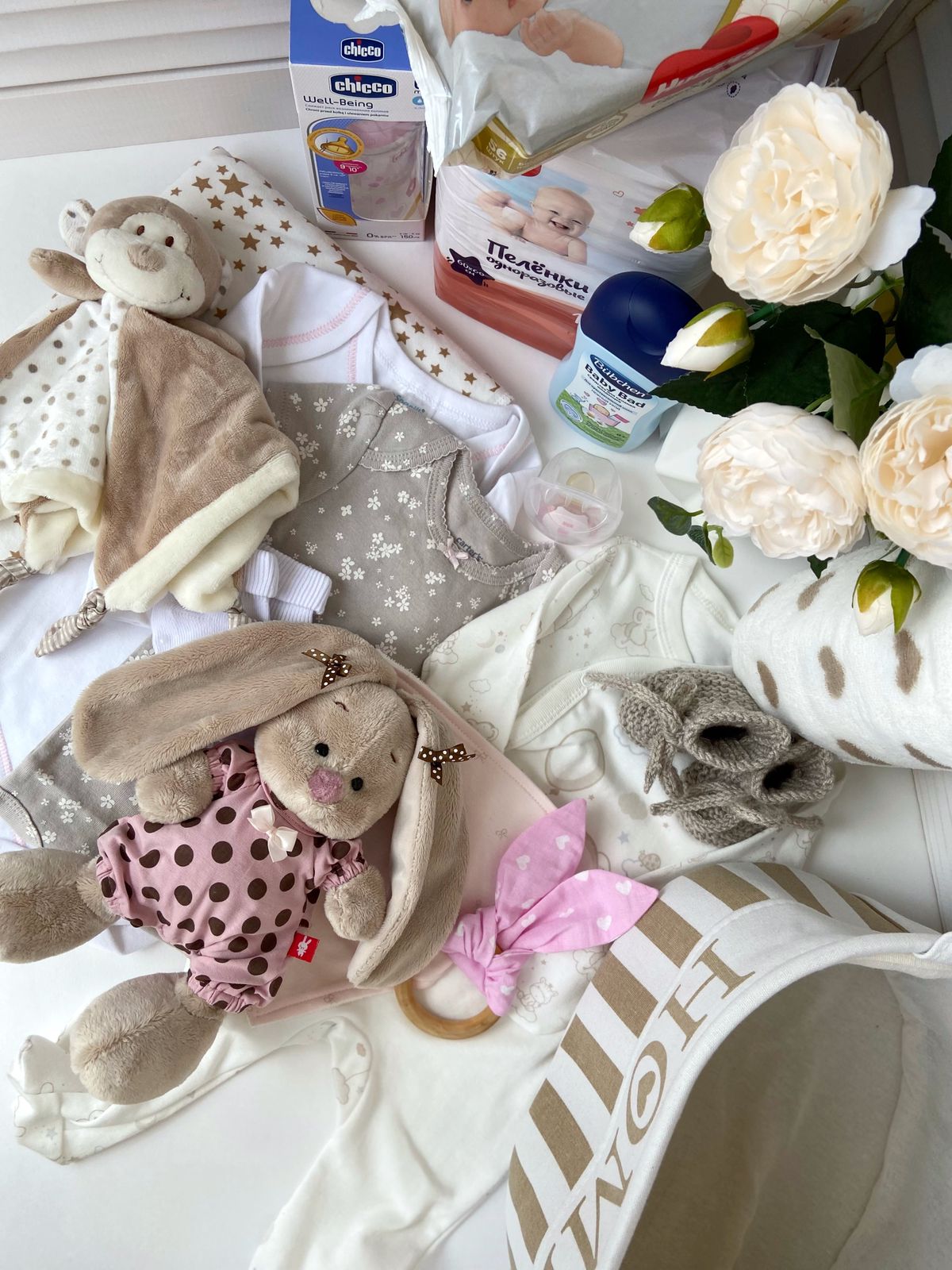 Подарочная корзина набор на рождение ребёнка с именной игрушкой «Зайка Ми в горошек»