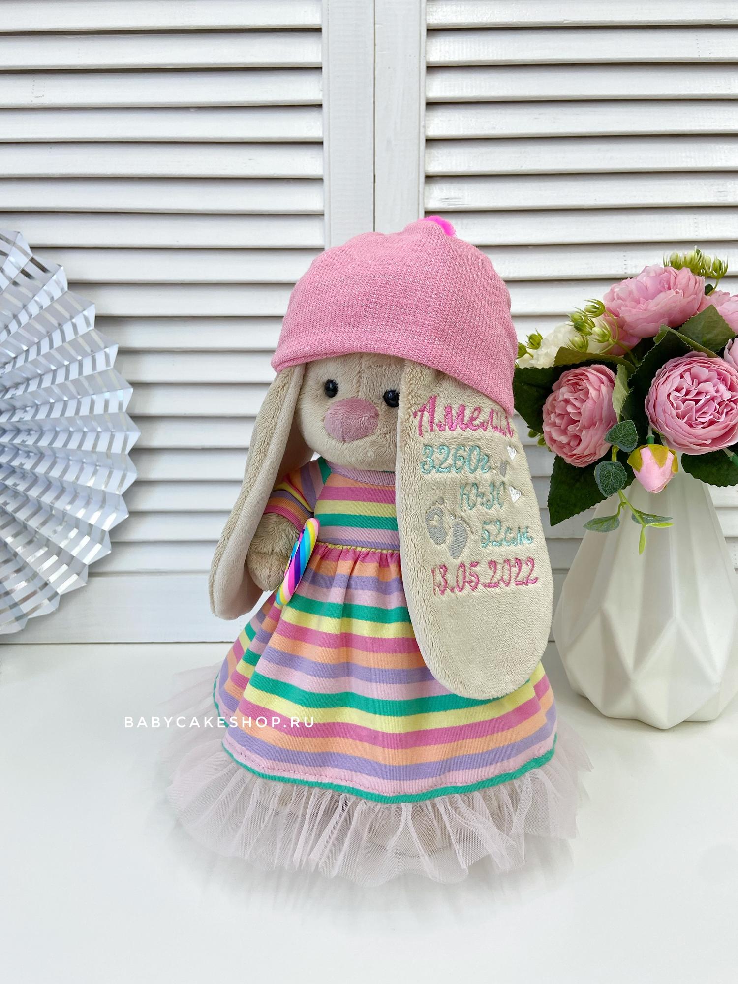 Именная игрушка с вышивкой имени и метрикой «Зайка Ми с леденцом»