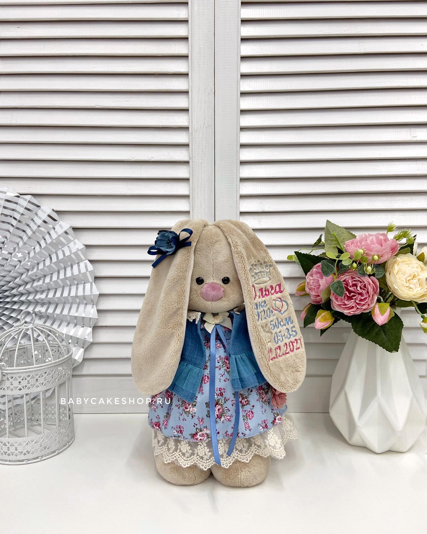 Именная игрушка с вышивкой имени и метрикой «Зайка Ми с сумочкой»