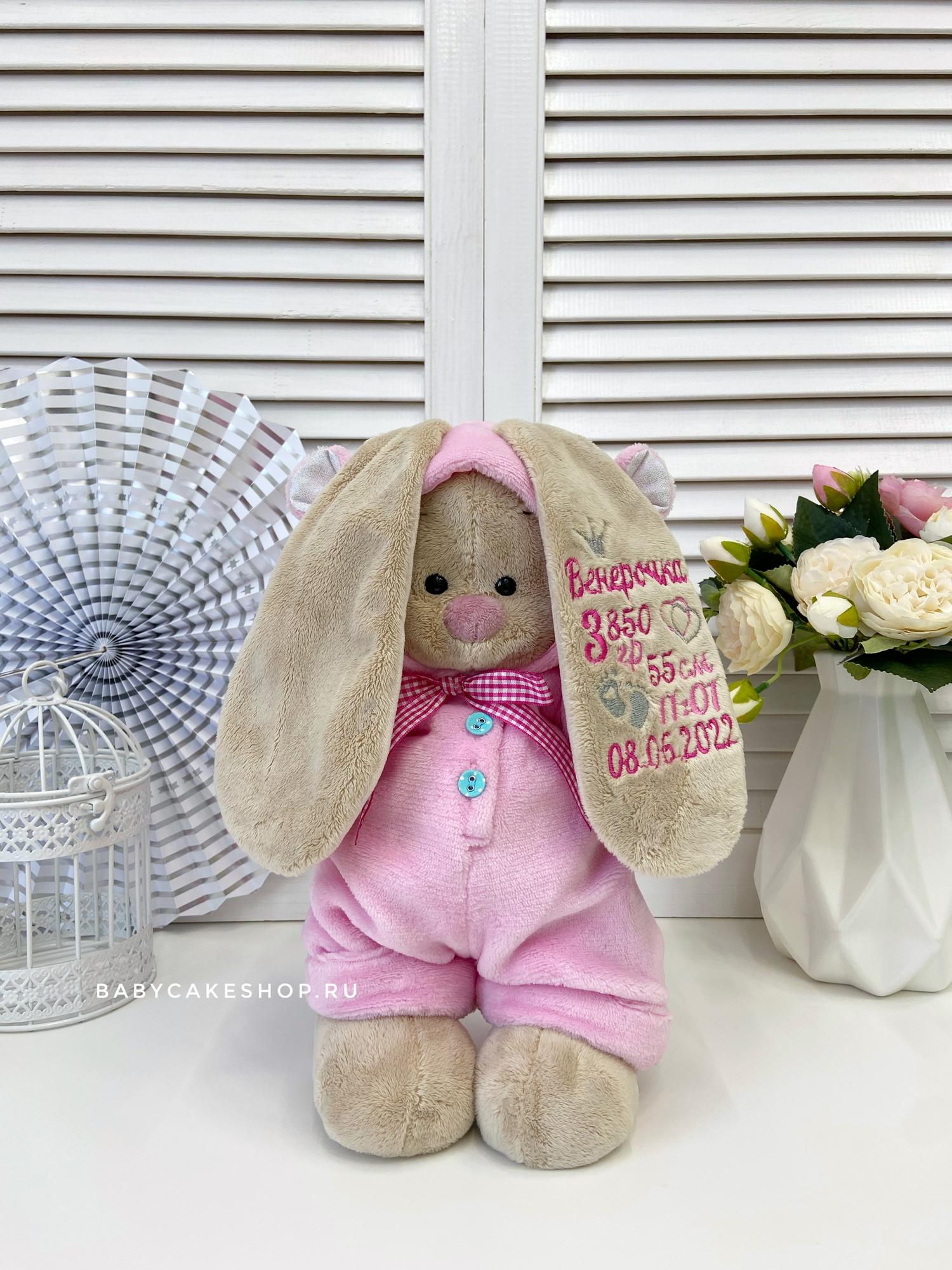 Именная игрушка с вышивкой имени и метрикой «Зайка Ми в комбинезоне»