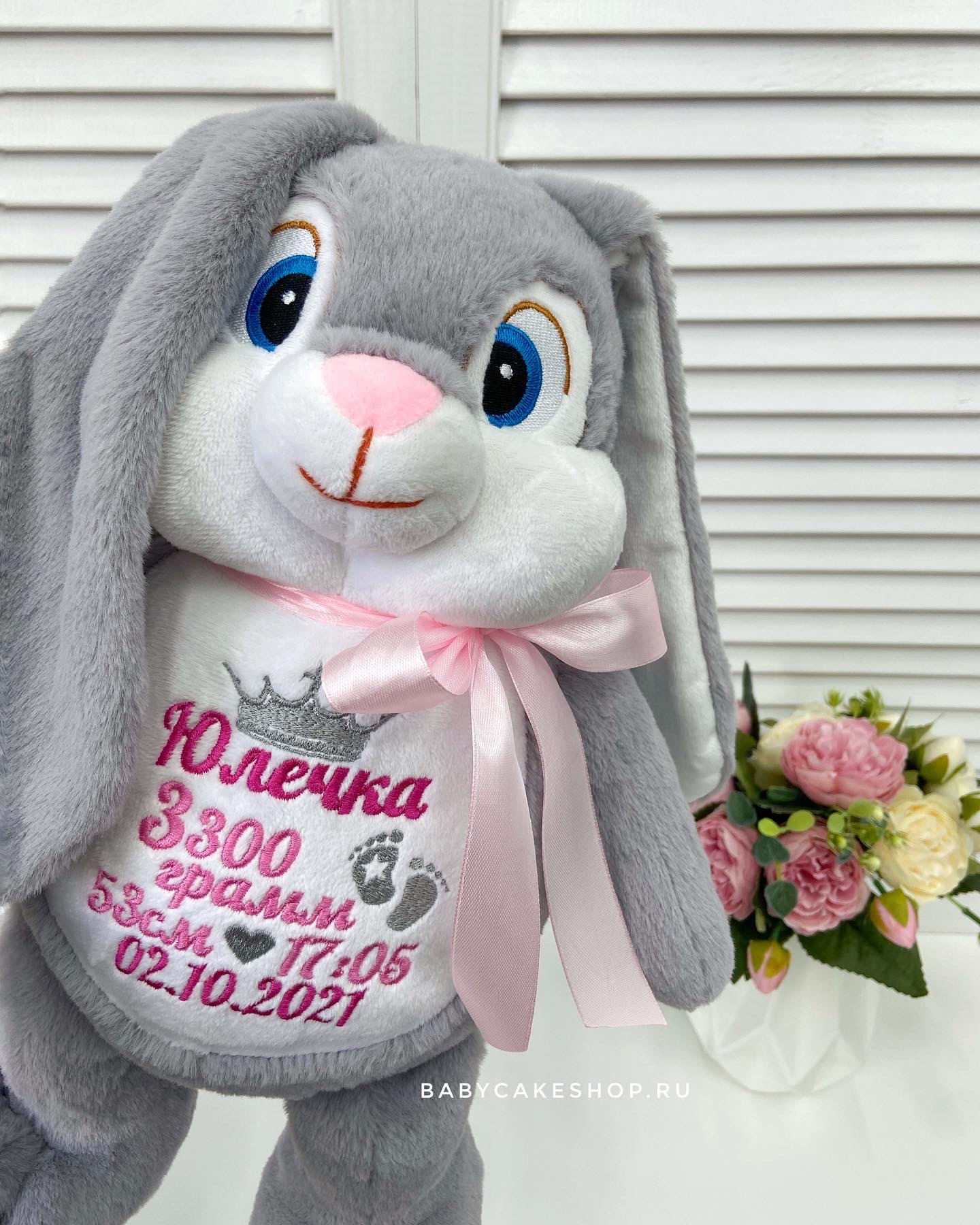 Именная мягкая игрушка с вышивкой имени и метрикой «Серый зайчик»