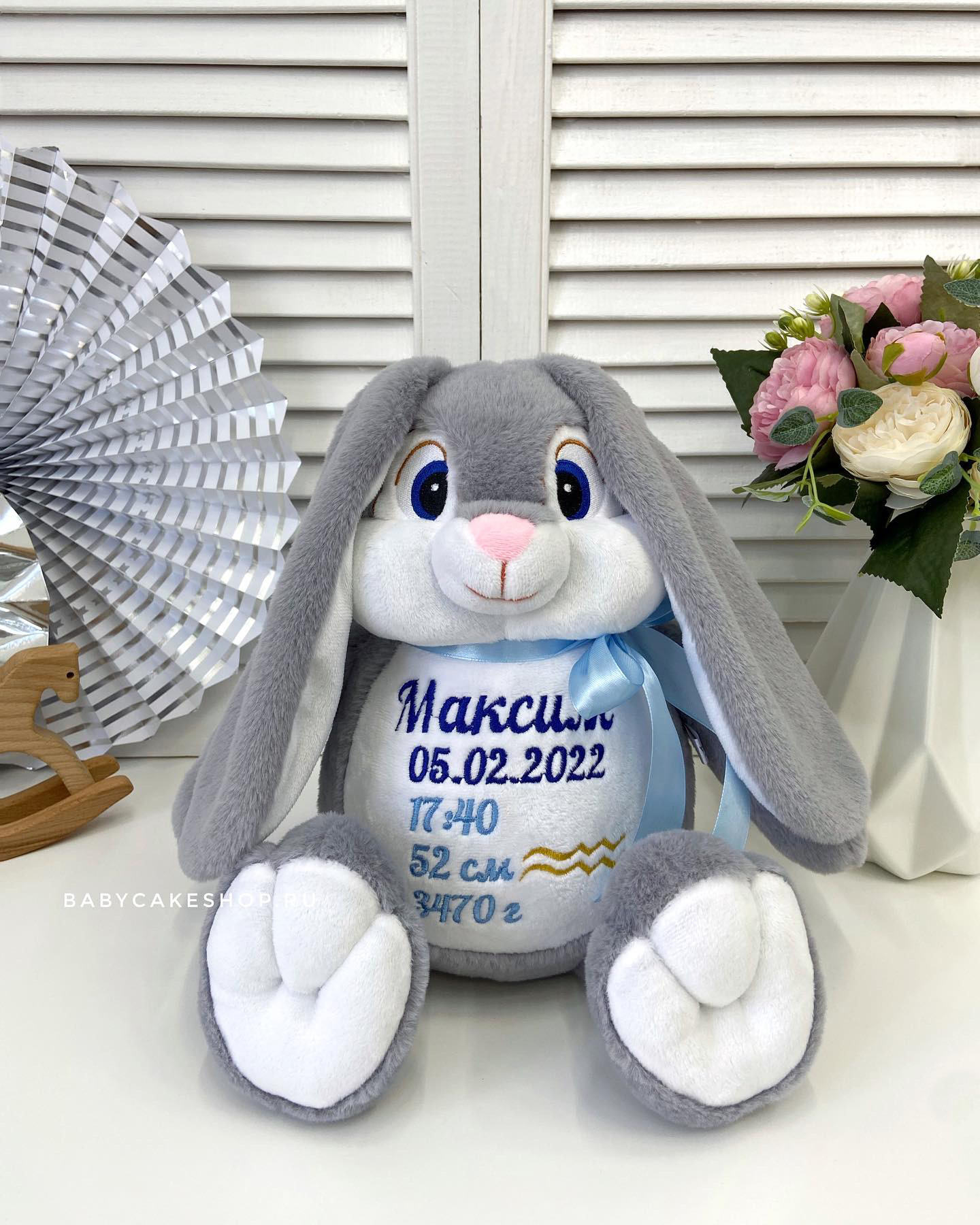 Именная мягкая игрушка с вышивкой имени и метрикой «Серый зайчик»
