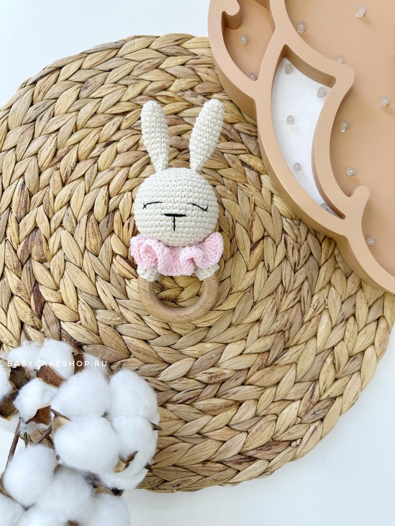 Вязаная игрушка - погремушка грызунок ручной работы «Зайка девочка»