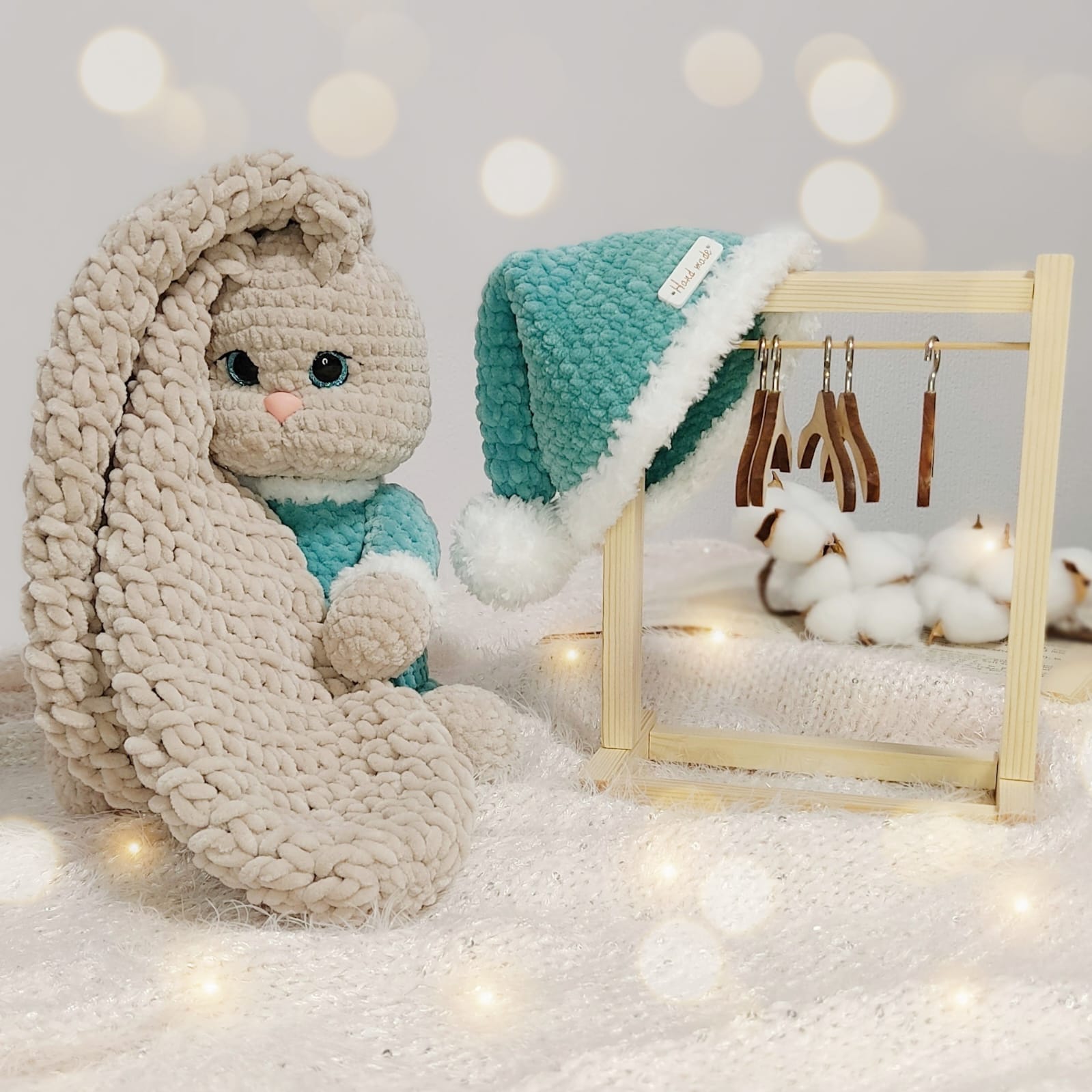 Вязаная мягкая игрушка ручной работы «Зайчик мальчик»