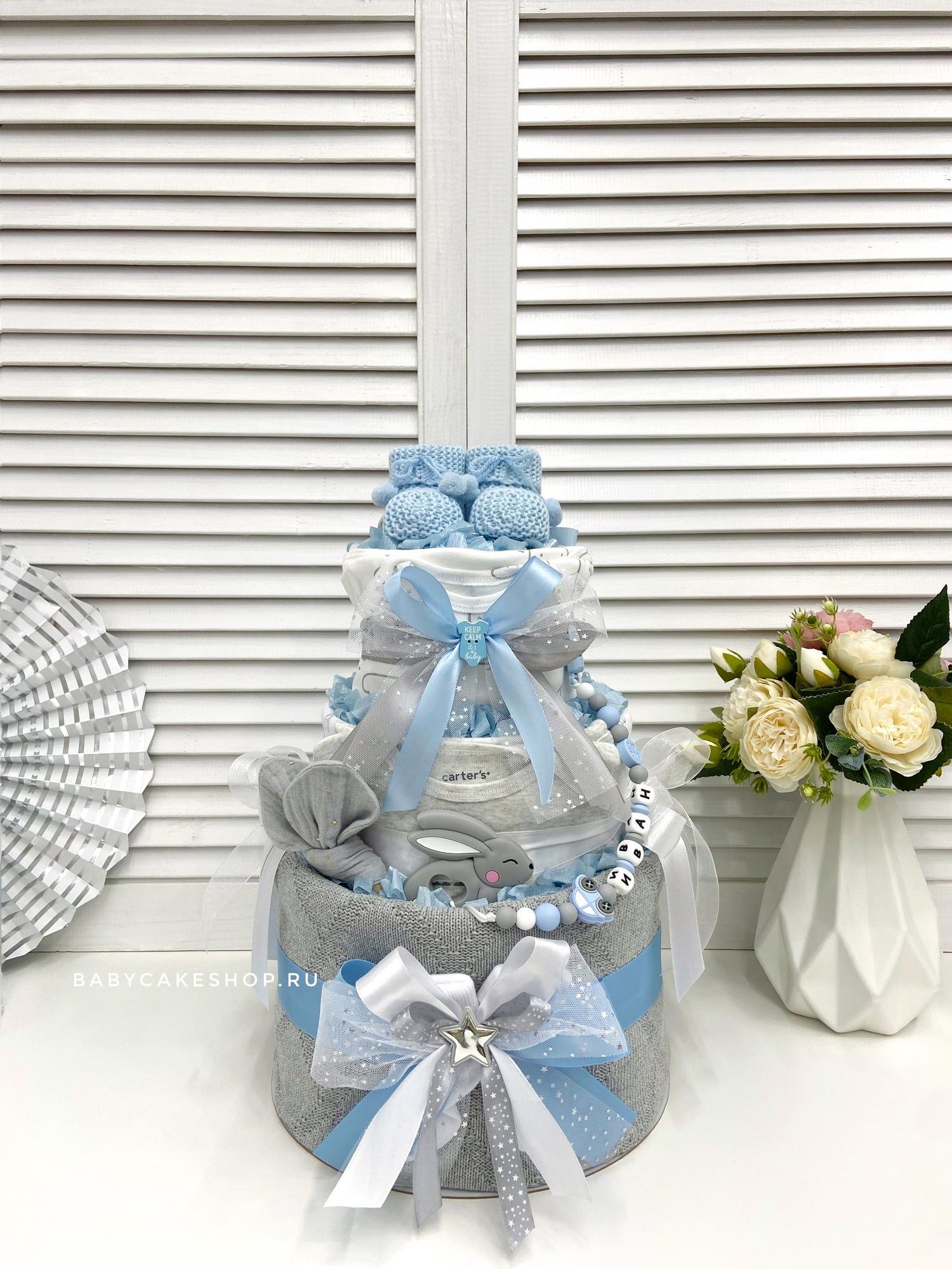 Торт из памперсов подгузников для новорожденного мальчика с именным держателем «Зайка»