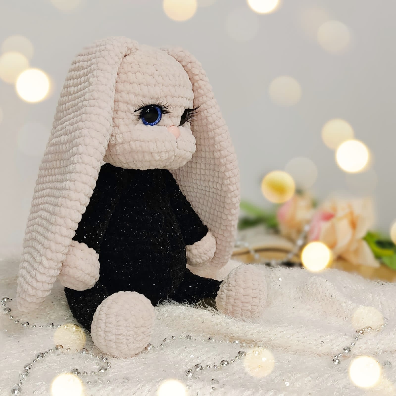 Вязаная мягкая игрушка ручной работы "Зайка в костюме кошки"