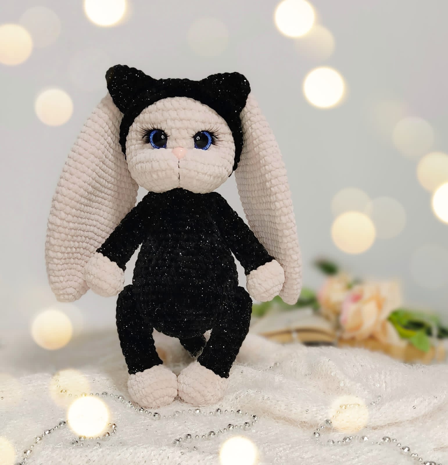 Вязаная мягкая игрушка ручной работы "Зайка в костюме кошки"