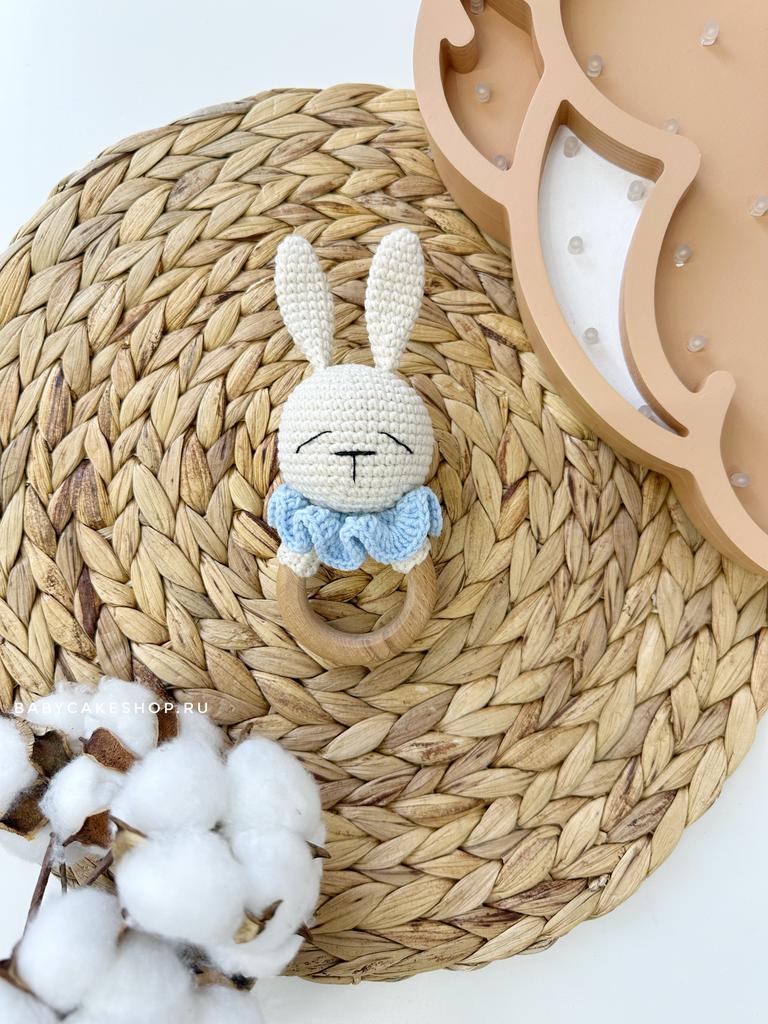 Вязаная игрушка - погремушка грызунок ручной работы «Зайка мальчик»