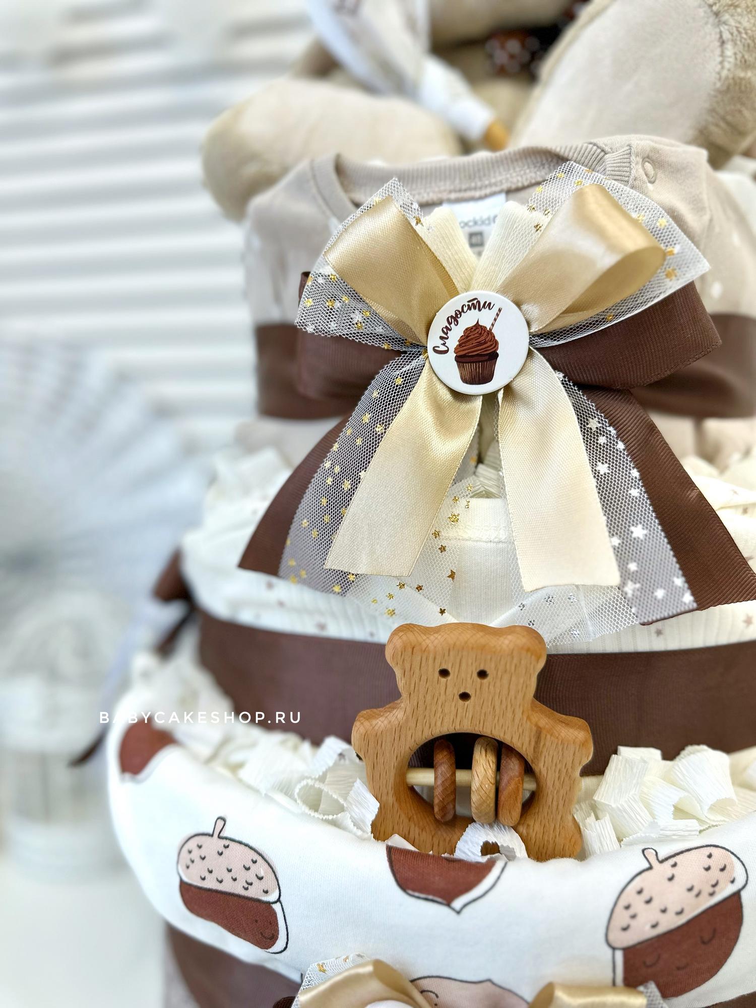 Торт из памперсов подгузников для ребенка с именной игрушкой «Большой зайка»