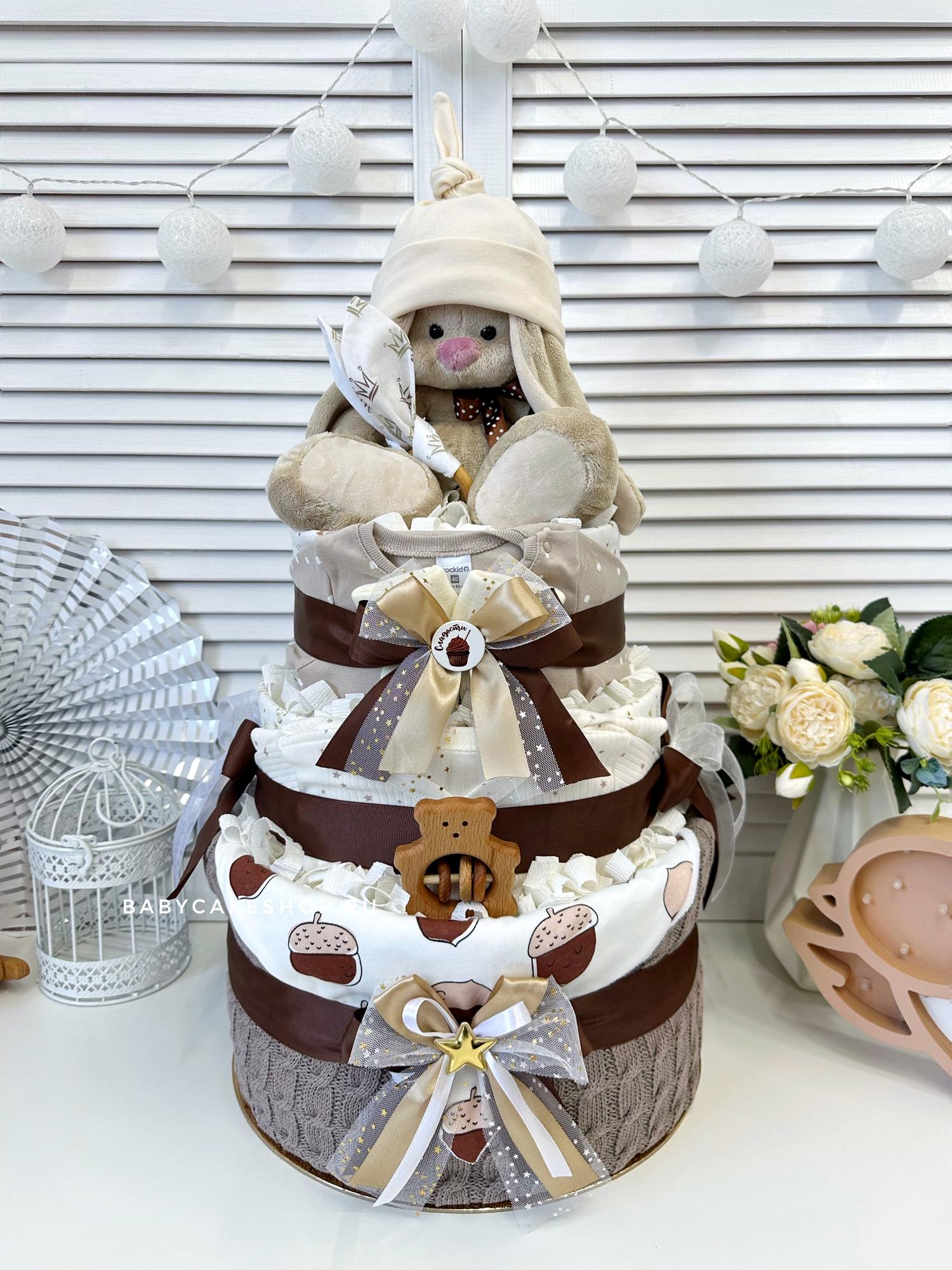 Торт из памперсов подгузников для ребенка с именной игрушкой «Большой зайка»