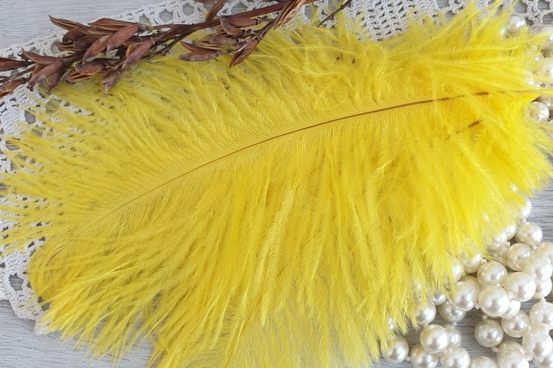 перья страуса желтые