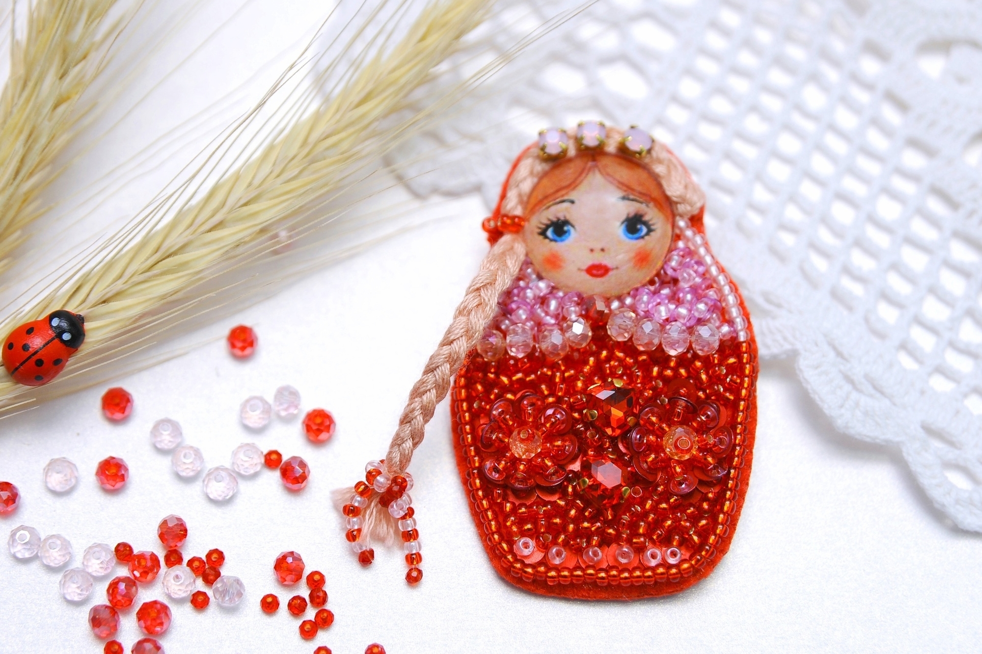 брошь матрешка