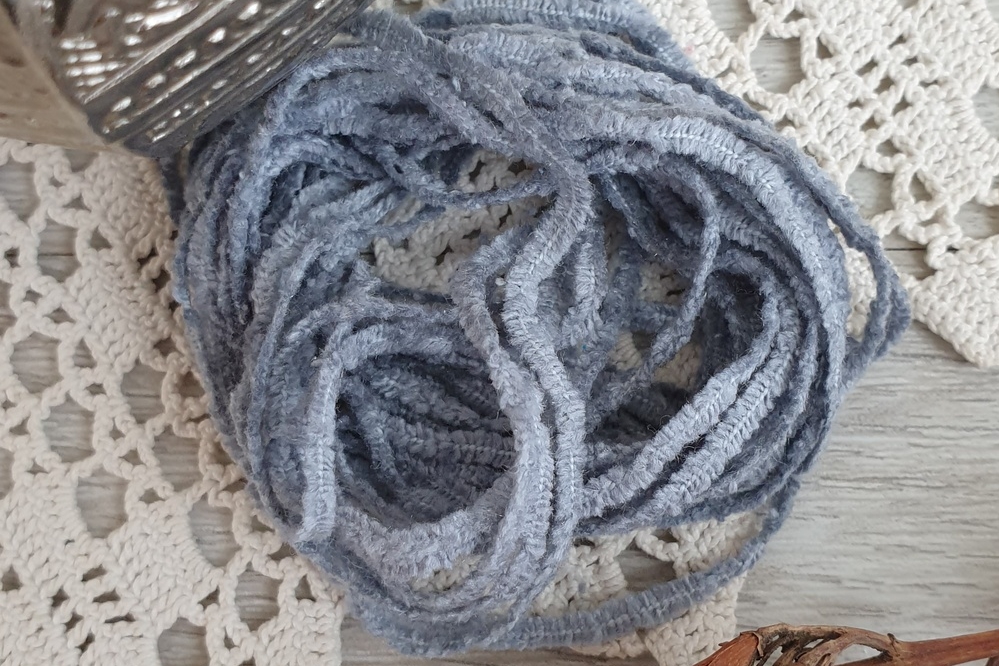 синель для вышивки серая