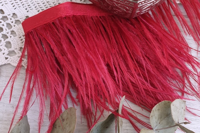 перья страуса на ленте