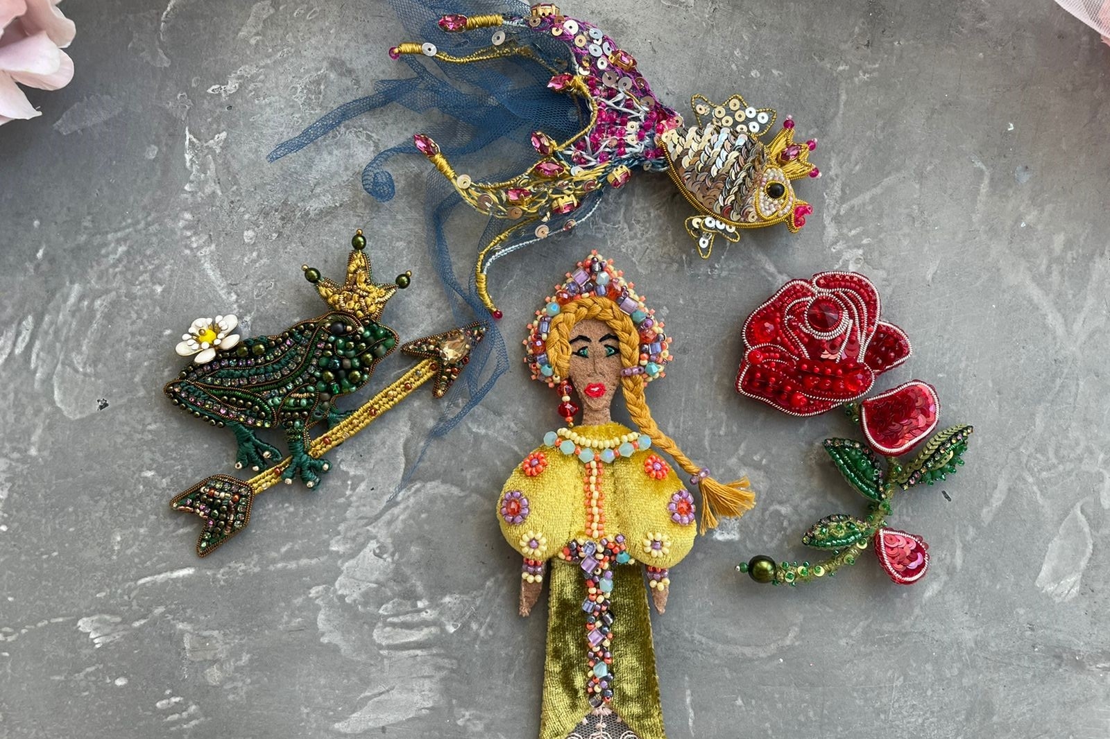 набор материалов для создания брошей для курса Русские сказки