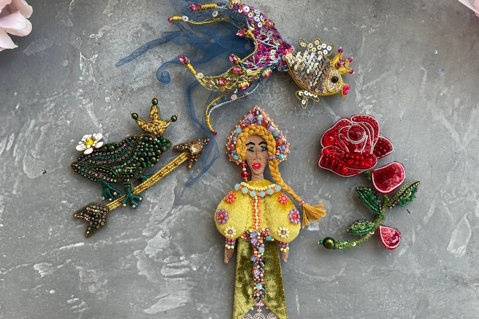 набор материалов для создания брошей для курса Русские сказки