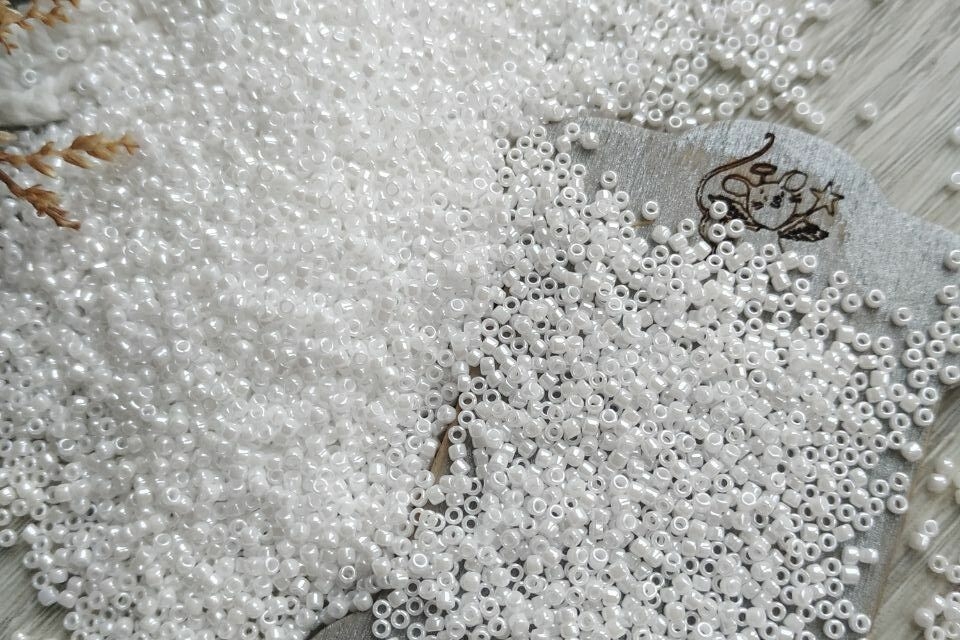 Бисер японский Toho 121 белый жемчужный 15