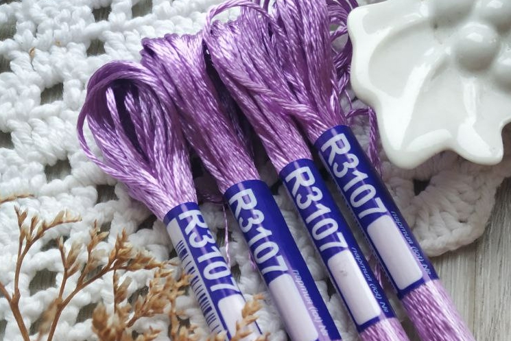 нитки для вышивания вискозные фиолетовые 3107