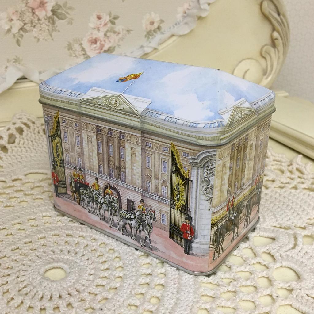 Жестяная коробка "Букингемский дворец" Англия Churchill's