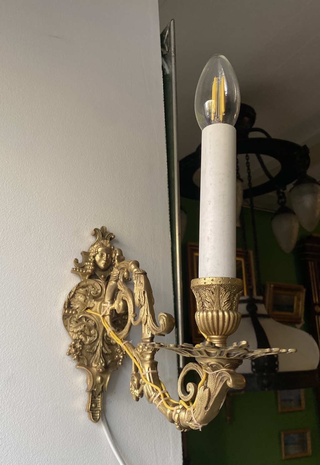 Антикварные бра с маскаронами