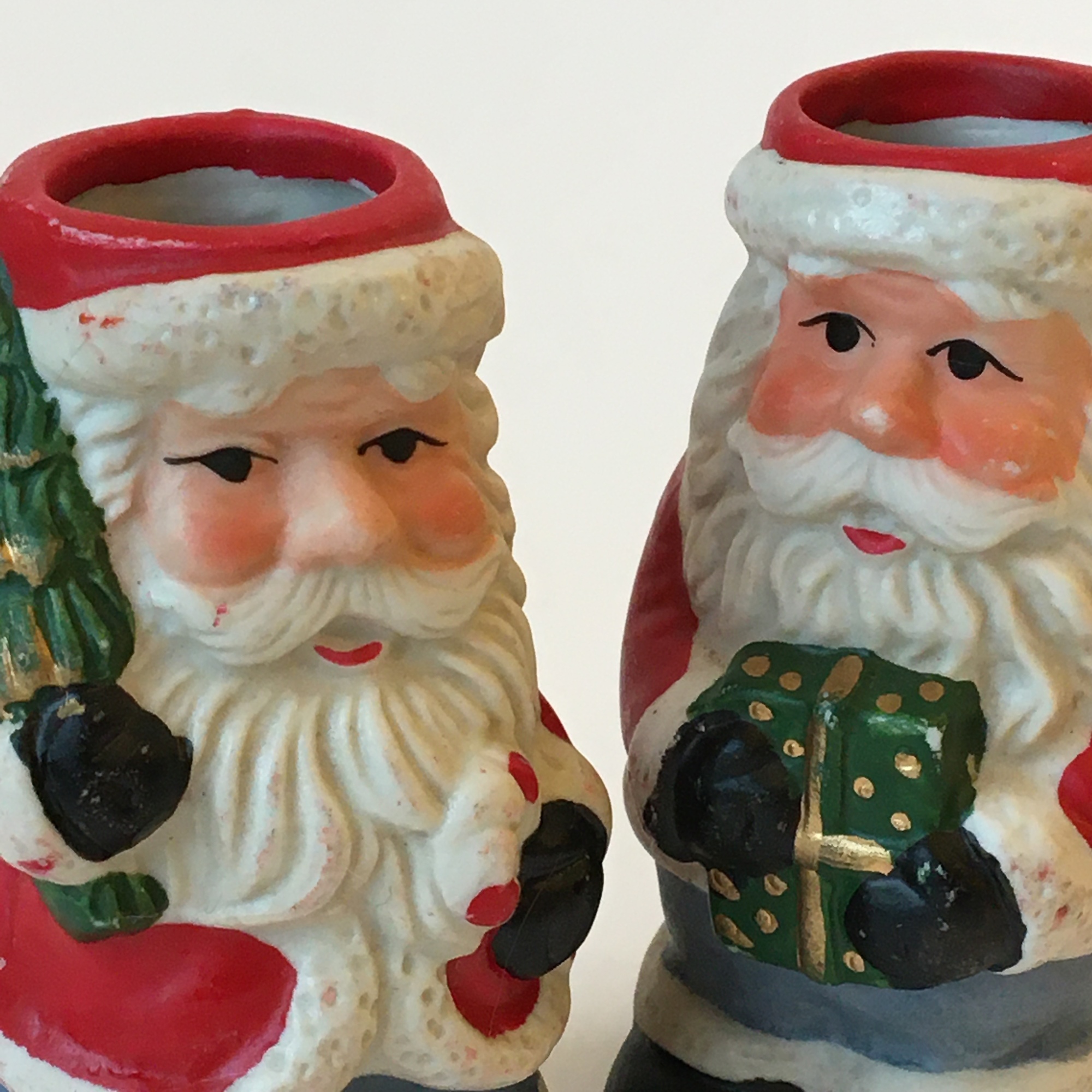 Подсвечник миниатюрный "Санта-Клаус с Подарком" Европа фарфор 8 см арт 1605