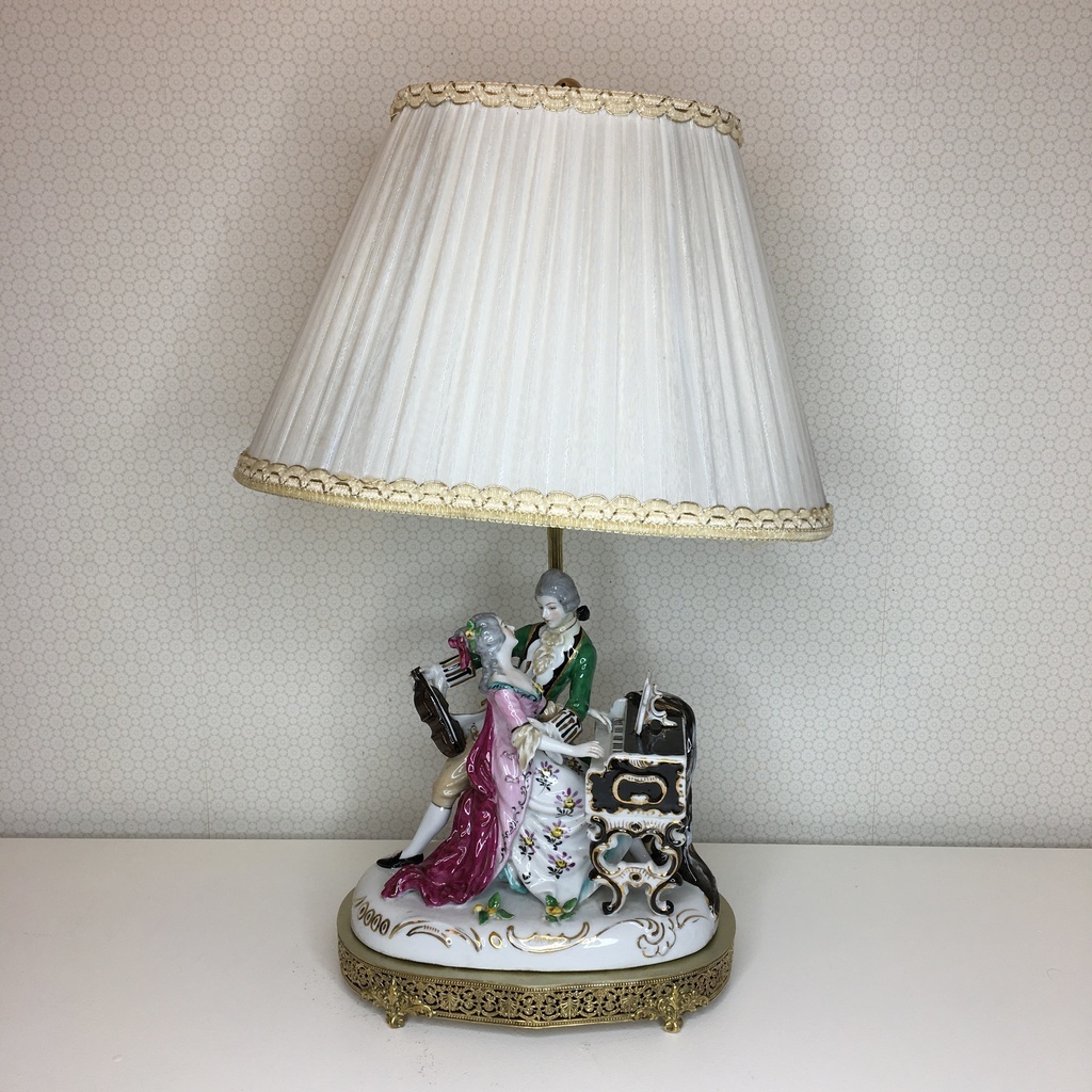 Лампа настольная фарфоровая "Дама с кавалером музицируют" Япония  1930г. 53 см