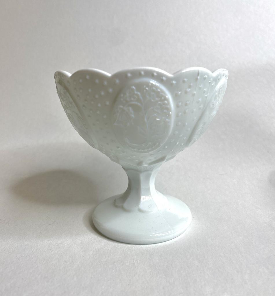 Вазочка на ножке Швеция молочное стекло 10 см Арт 134