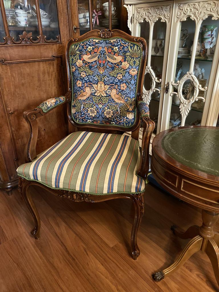 Винтажное гобеленовое кресло «Земляничные воры»