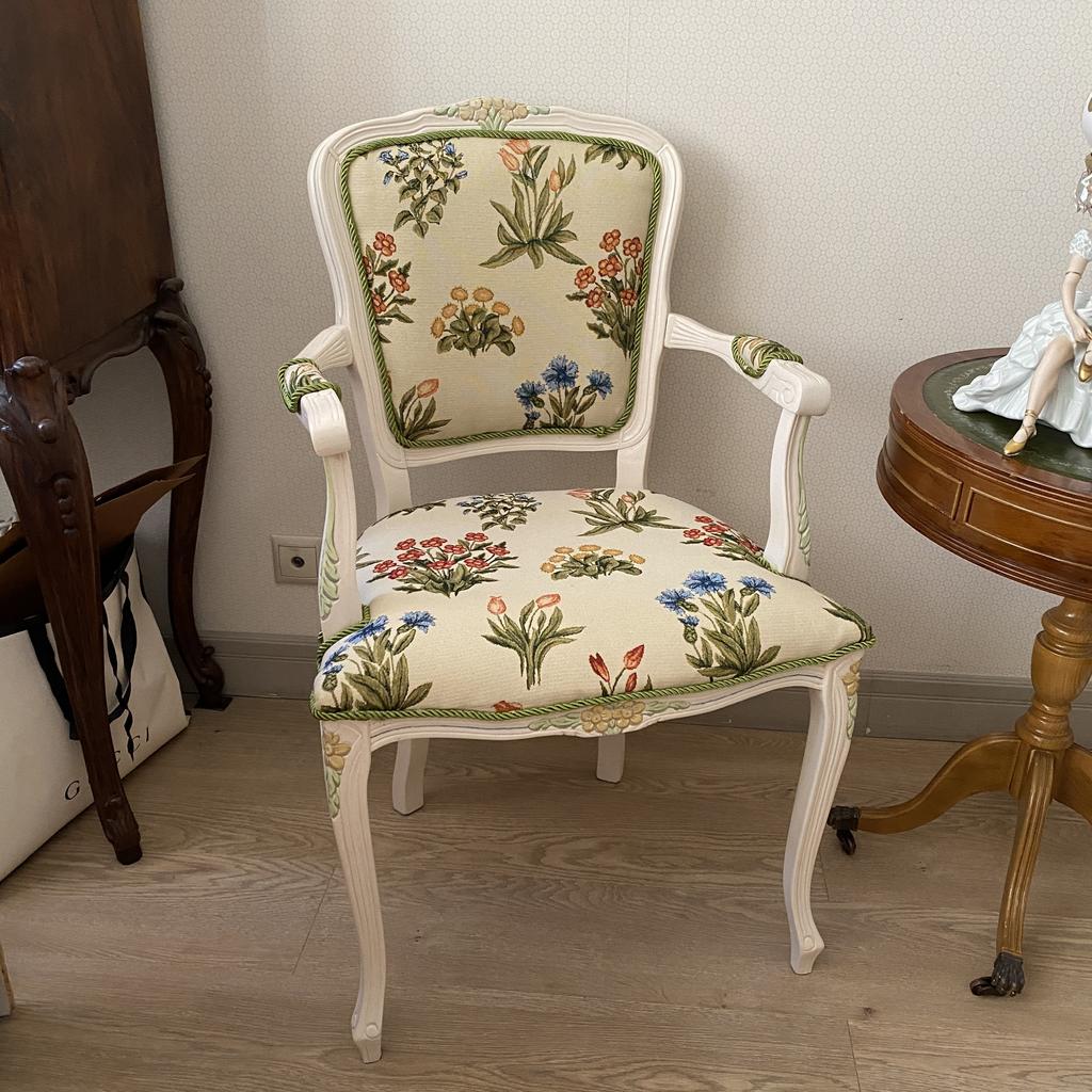 Винтажное гобеленовое кресло белое
