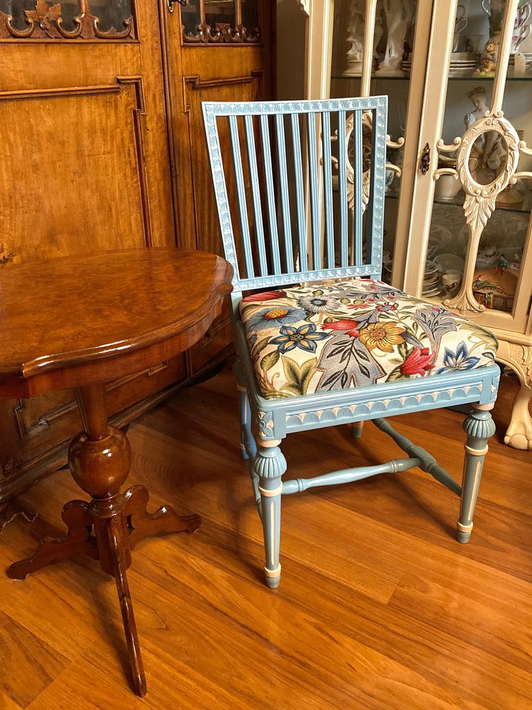 Винтажный стул с гобеленом