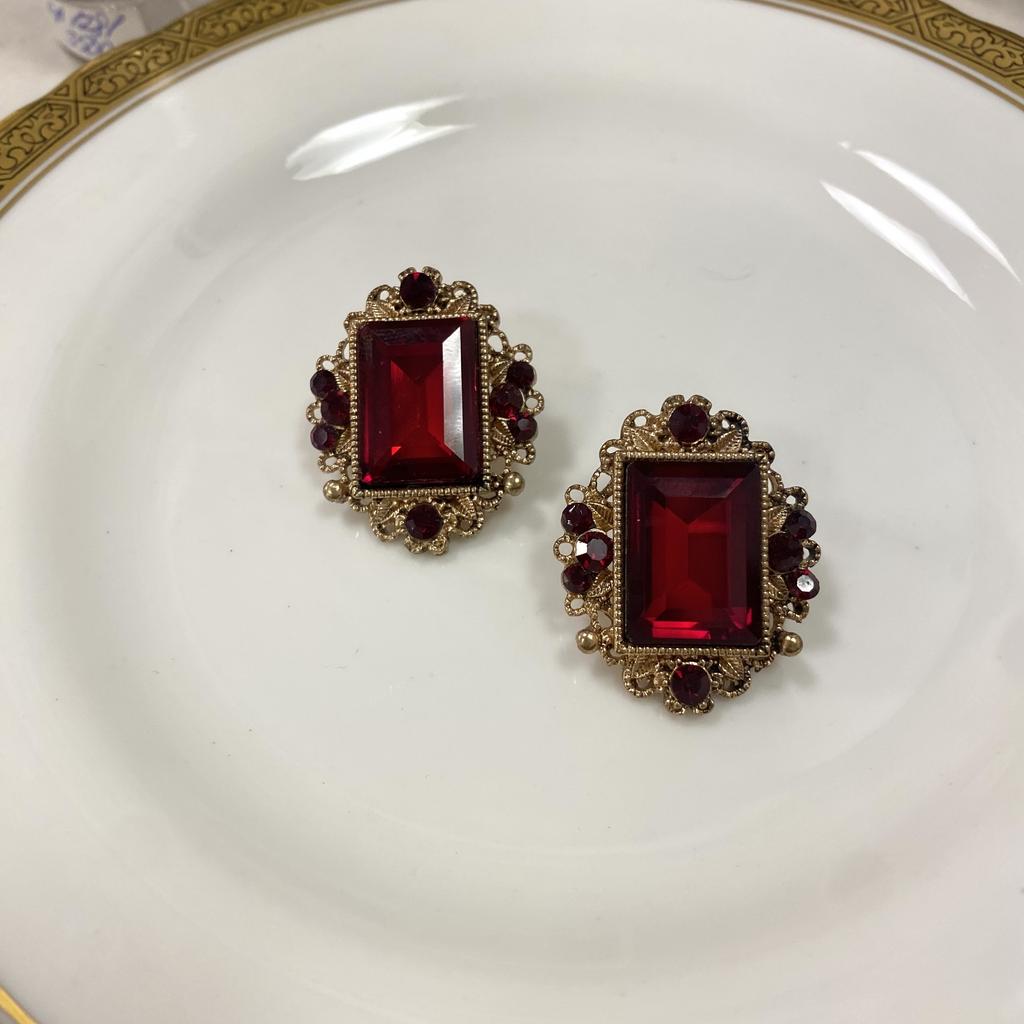 Винтаж. Серьги гвоздики с бордовым камнем Арт 1807