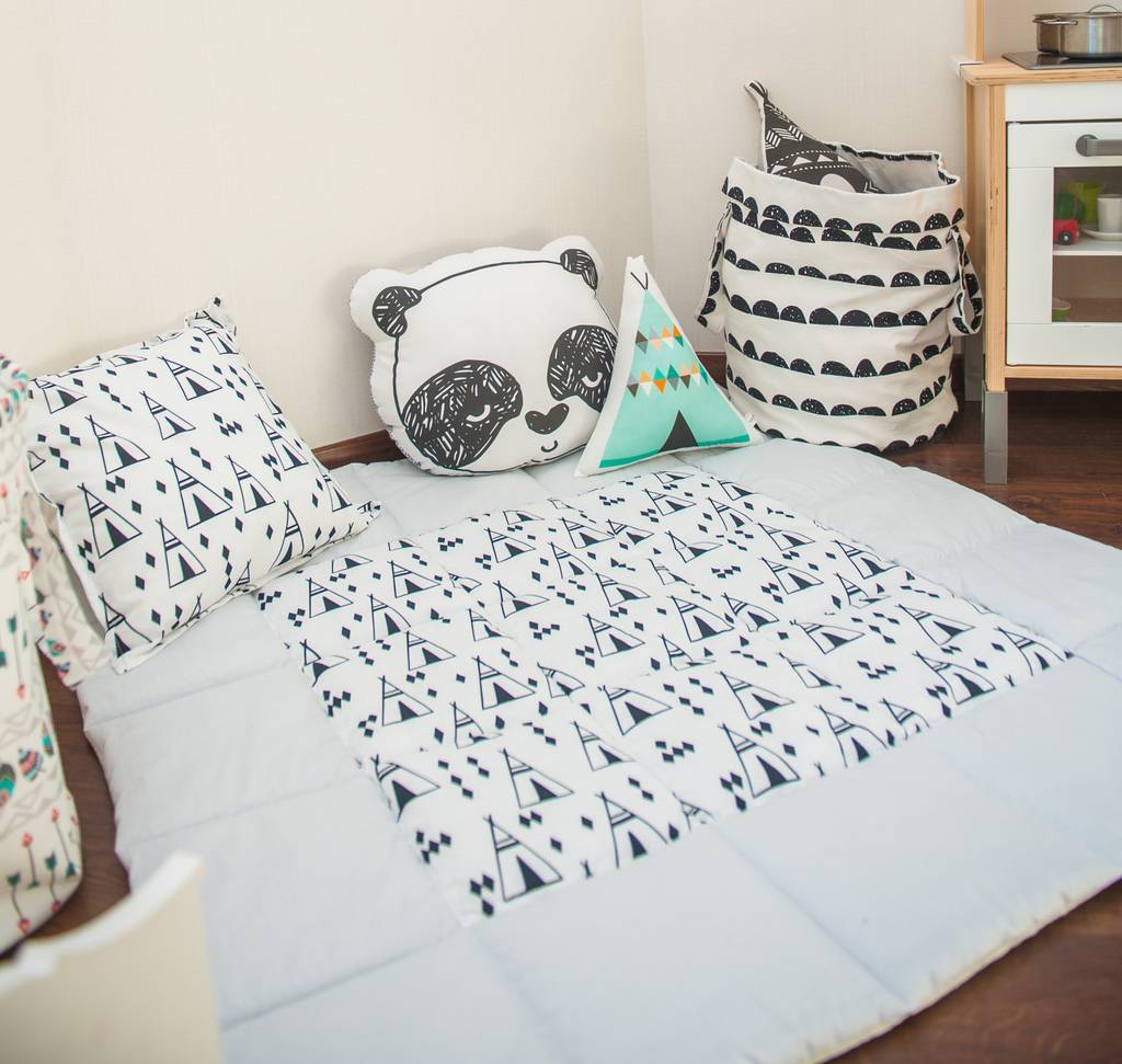 Игровой коврик "Чёрные вигвамы" 110*110см/130*130см