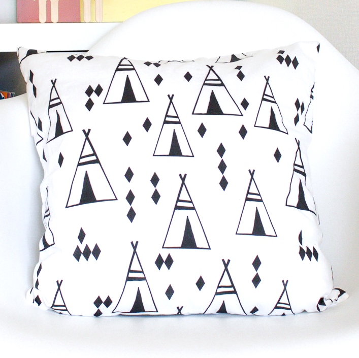 Подушка "Чёрные вигвамы"
