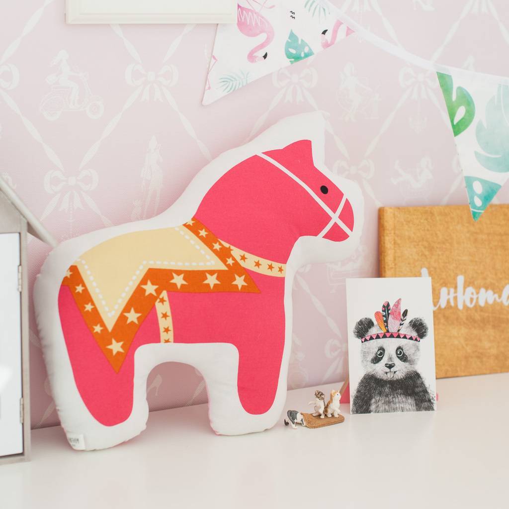 Игрушка "Лошадка" малиновая