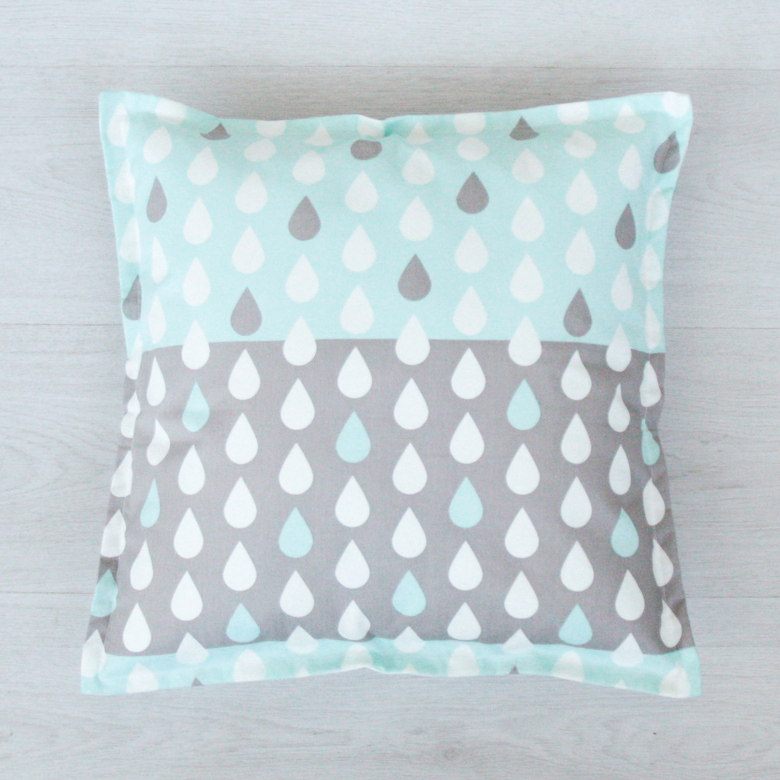 Подушка "Голубые капли"