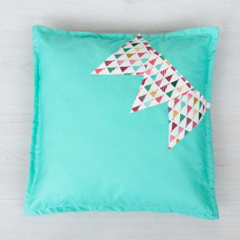 Подушка "Флажки на мятном" 50*50см