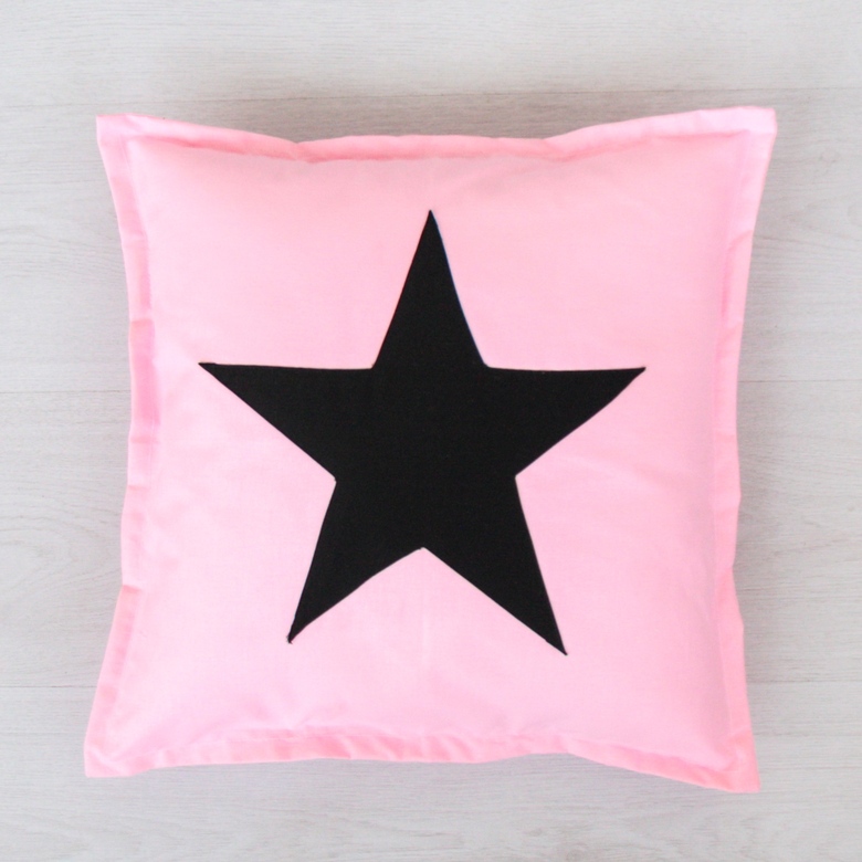 Подушка "Черная звезда на розовом"