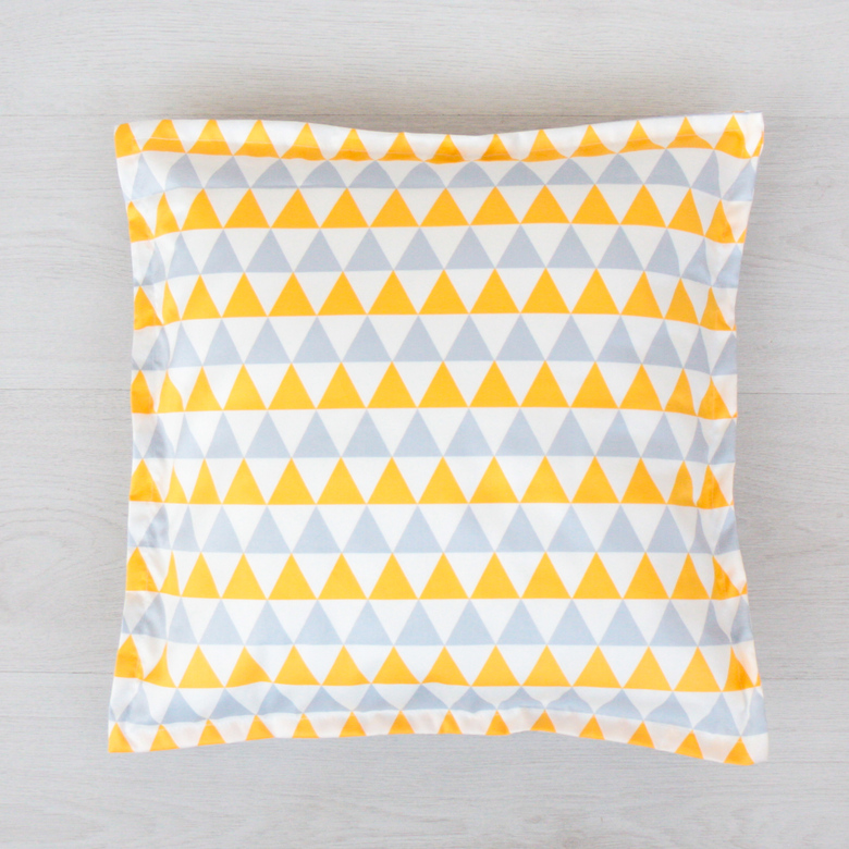 Подушка "Желто-серые треугольники"