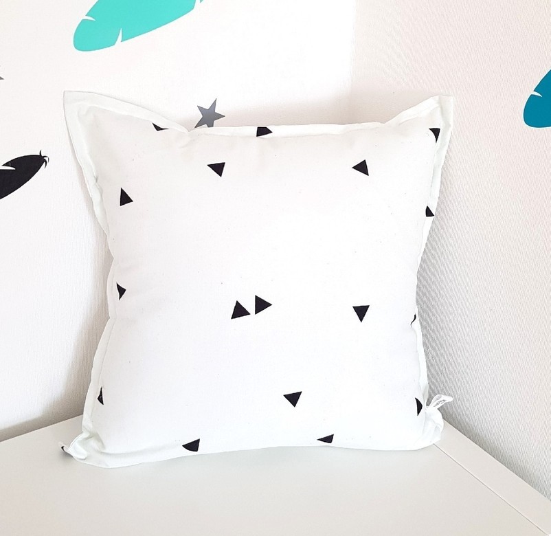 Подушка "Чёрные треугольники"