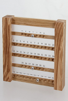 НАСТОЛЬНЫЙ КАЛЕНДАРЬ С  МАГНИТНЫМИ ШАРИКАМИ С МАТОВЫМИ ВСТАВКАМИ