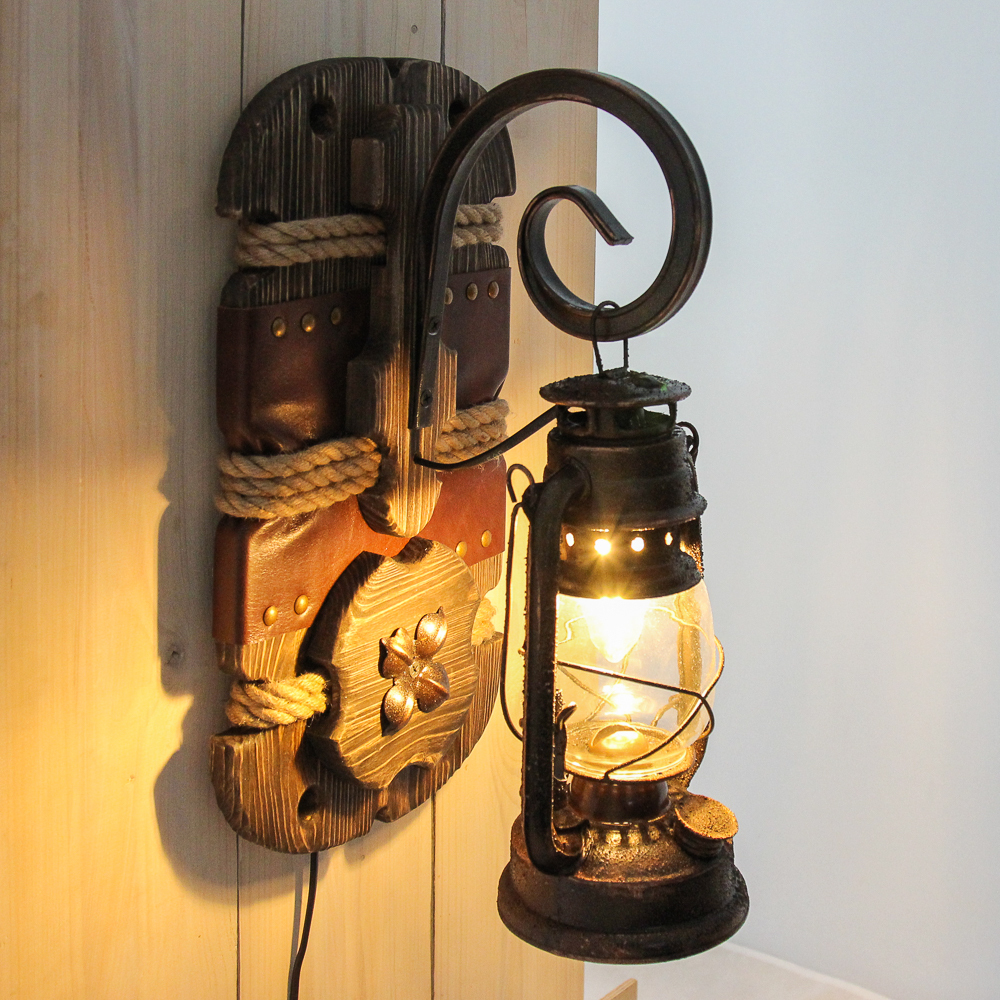 СВЕТИЛЬНИК "КЕРОСИНОВАЯ ЛАМПА" НА ДЕРЕВЯННОМ ОСНОВАНИИ