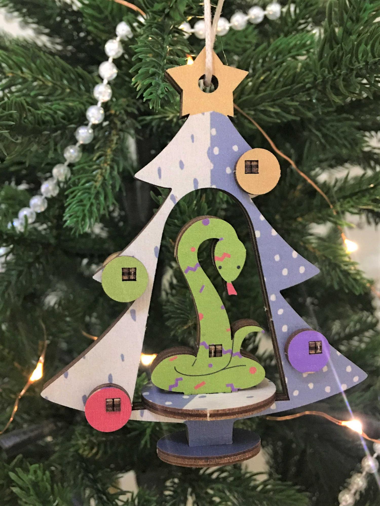 ЗМЕЯ С ЕЛОЧКОЙ