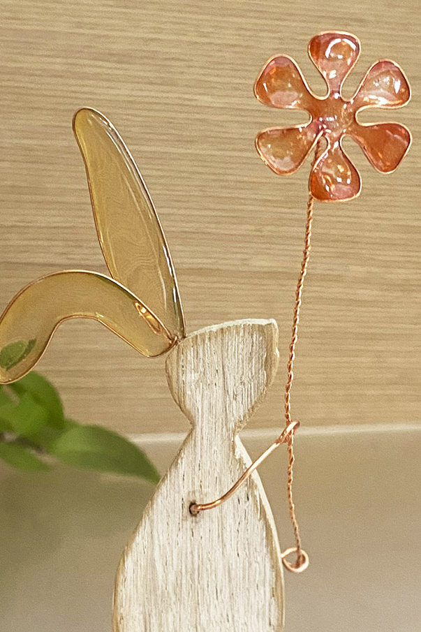 СТАТУЭТКИ ИЗ ДУБА С ВИТРАЖНЫМИ ВСТАВКАМИ