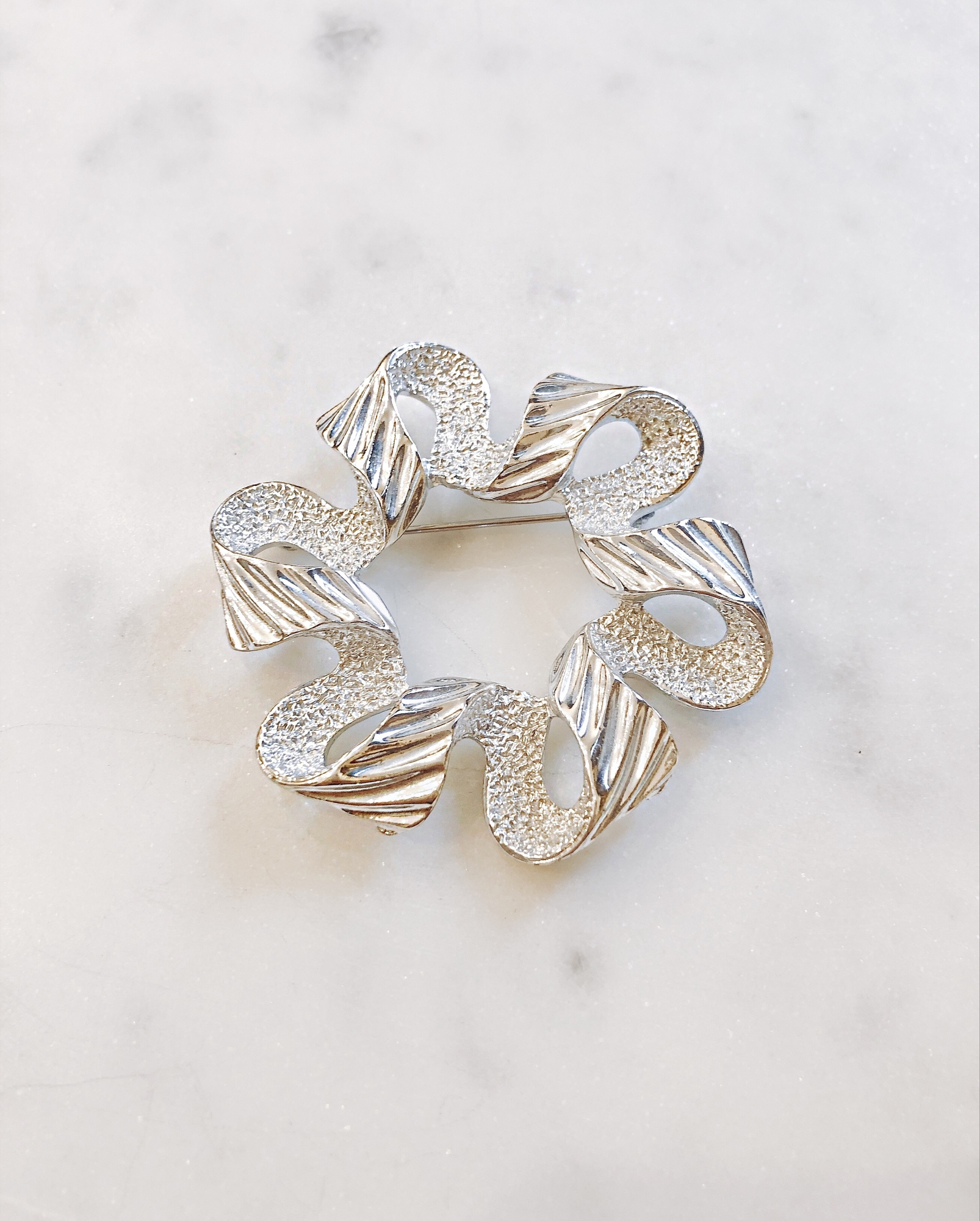 Серебристая брошь Sarah Coventry