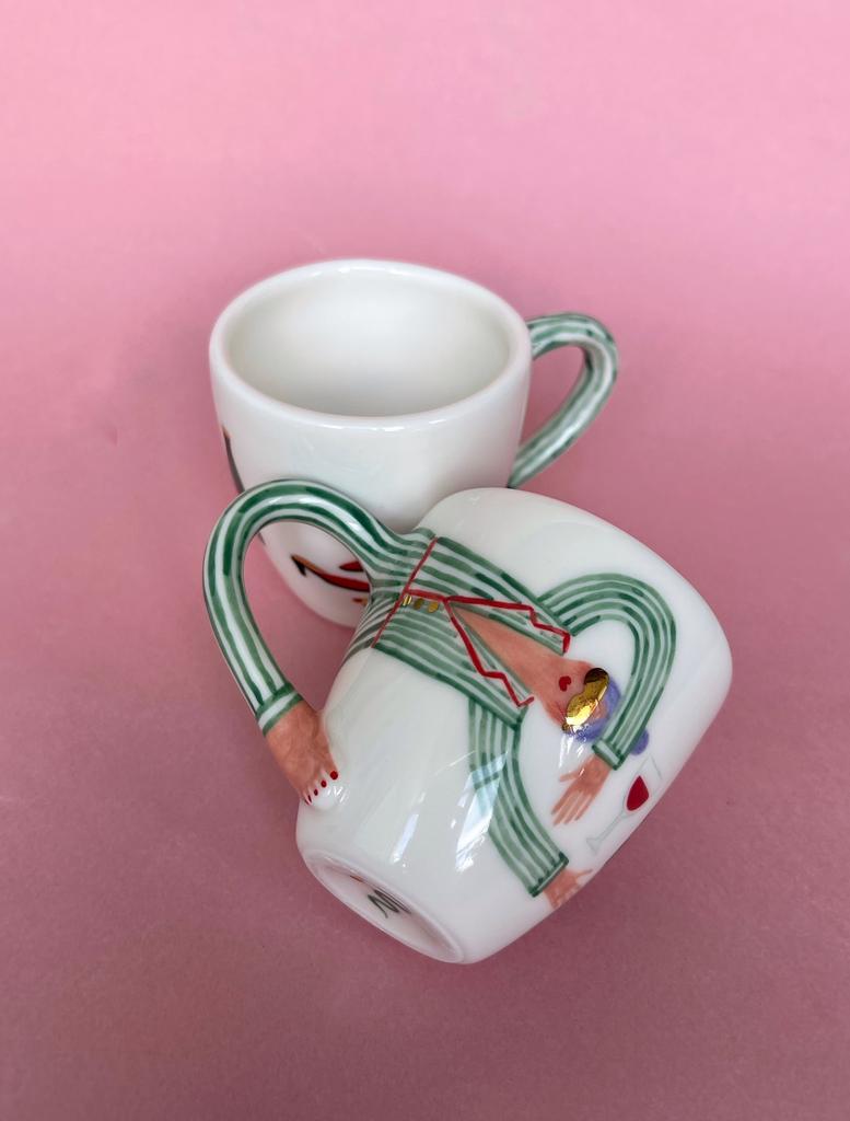 Женщина в зеленой полосатой пижаме