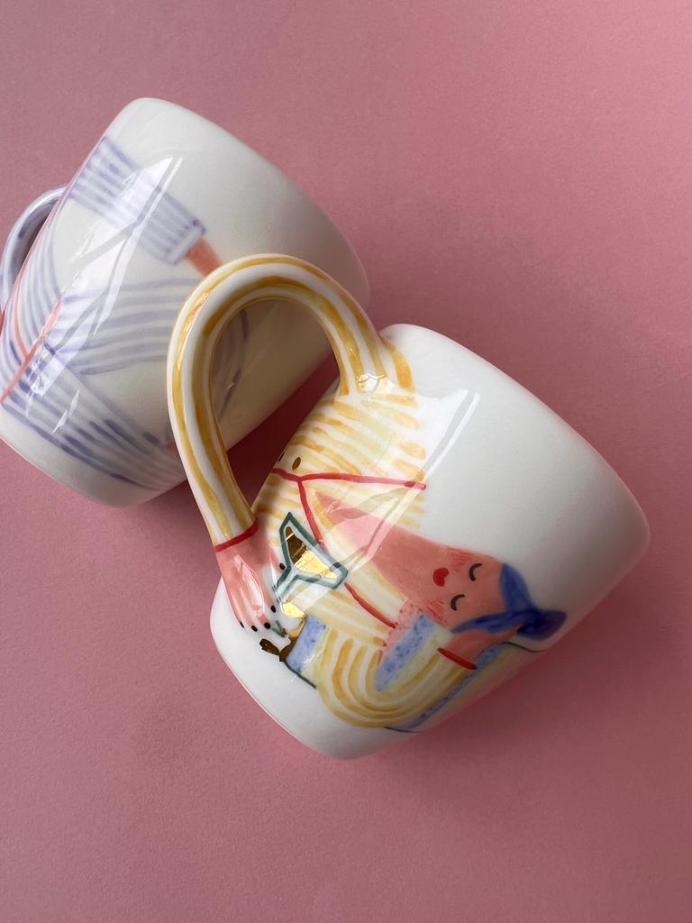 Женщина в желтой полосатой пижаме