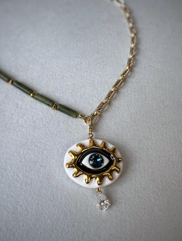 Нефритовое колье с  двусторонним кулоном глаз/сердце