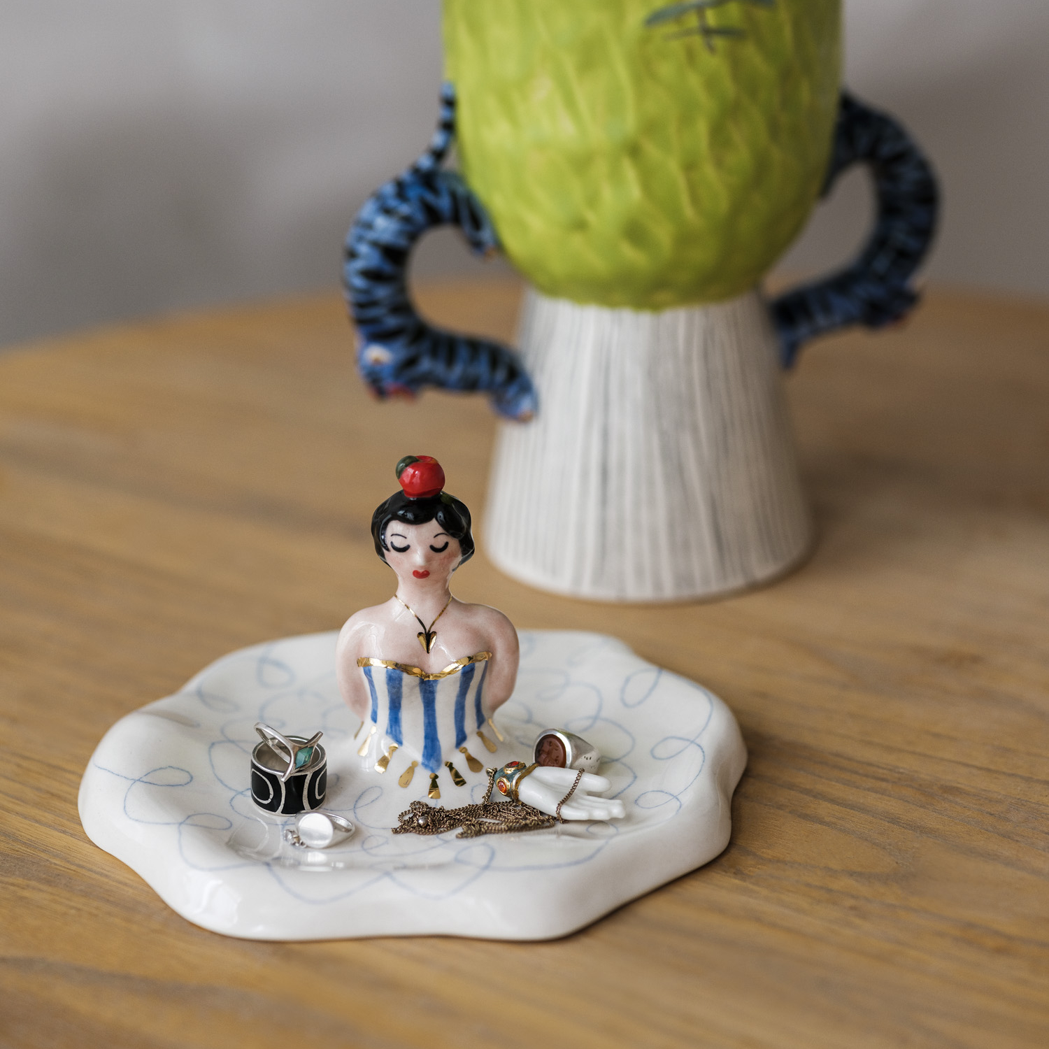 Тарелка для украшений - девушка метателя ножей