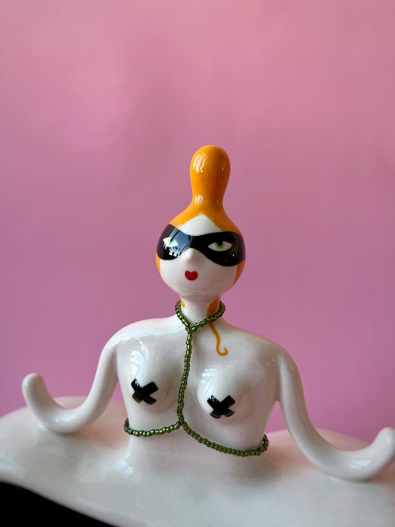 Хранительница в портупее